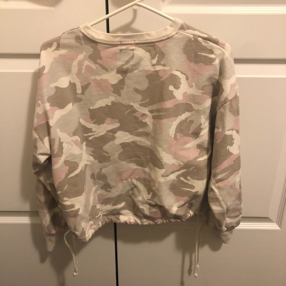 GAP Pink Camo Cropped Sweater - Picture 3 of 4